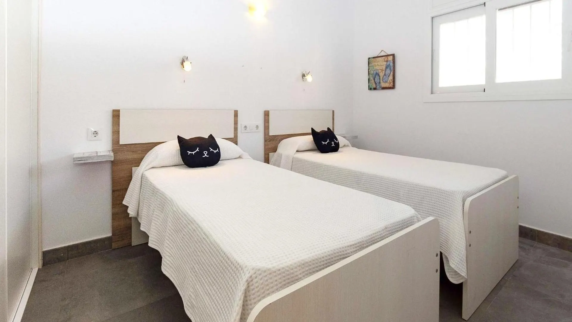 Beautiful 2-Bedroom Apartment For 5 People Roses