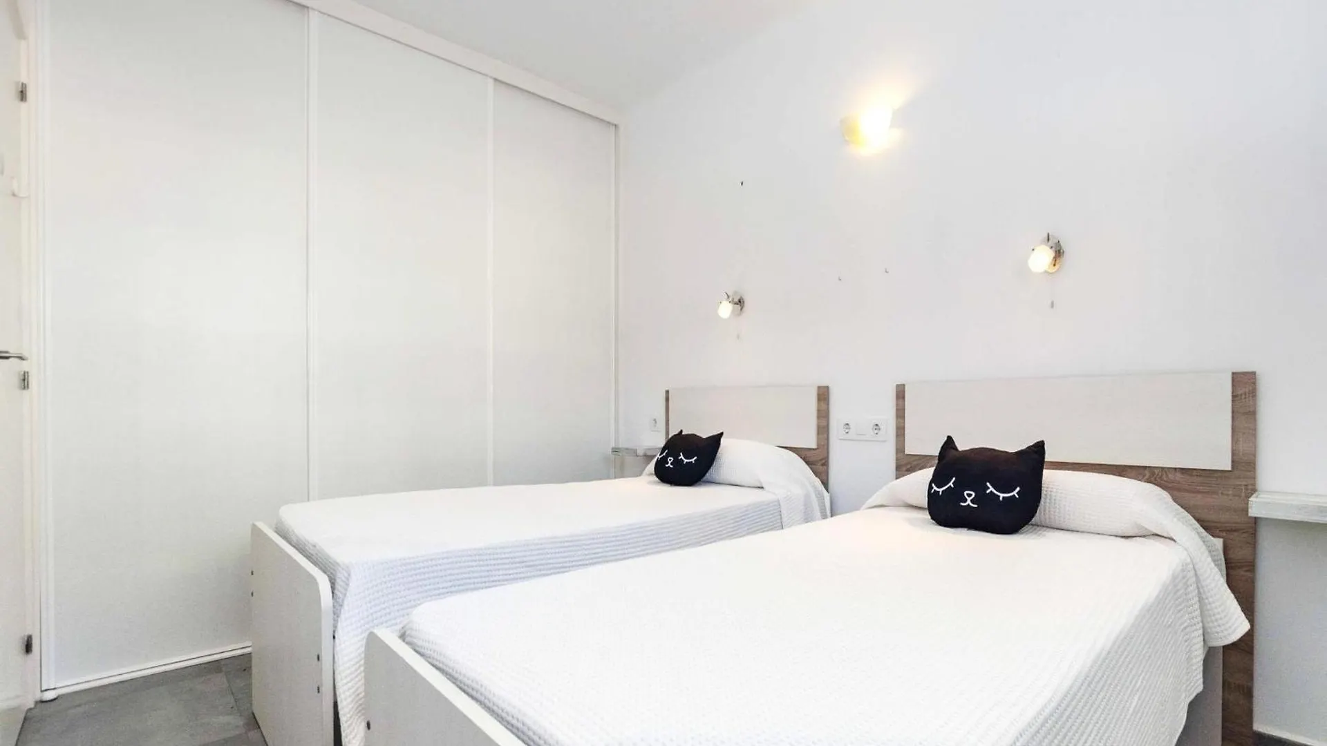 Beautiful 2-Bedroom Apartment For 5 People Roses