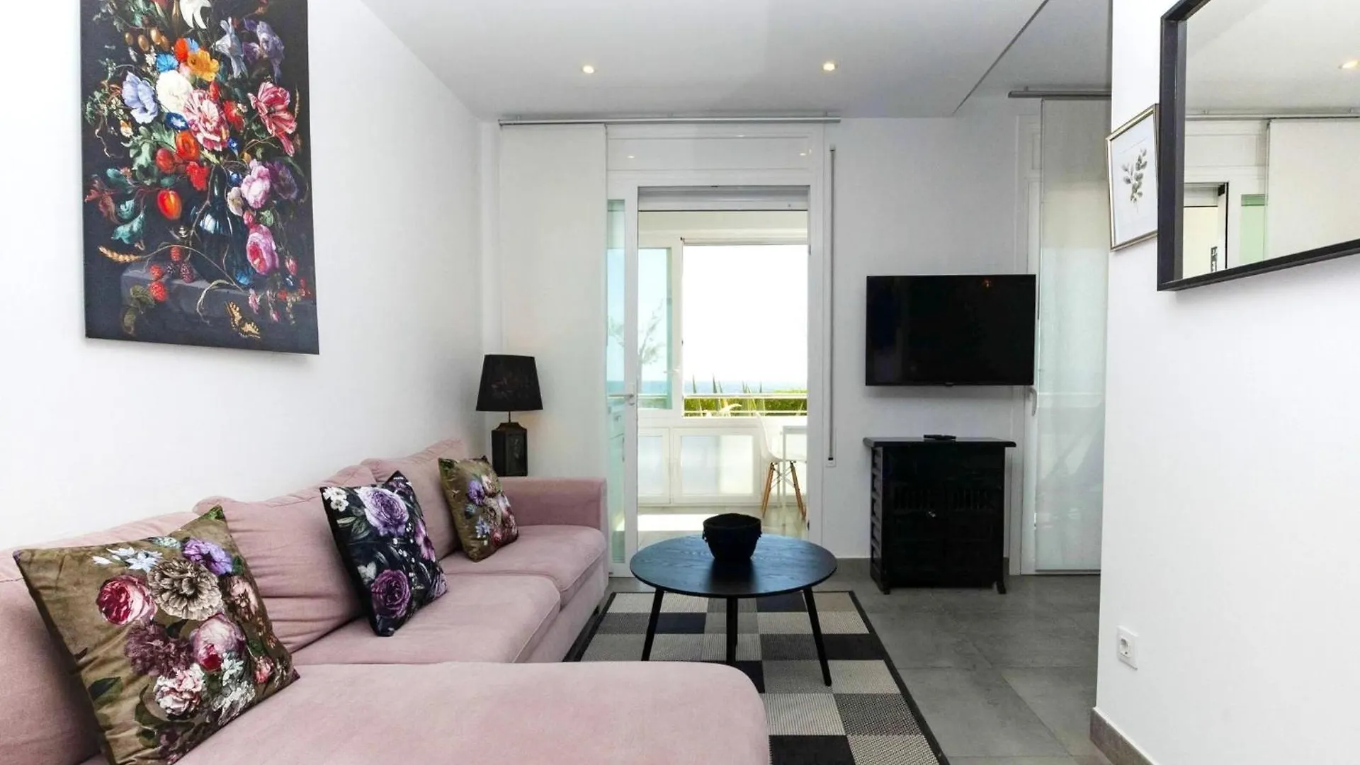 Beautiful 2-Bedroom Apartment For 5 People Roses