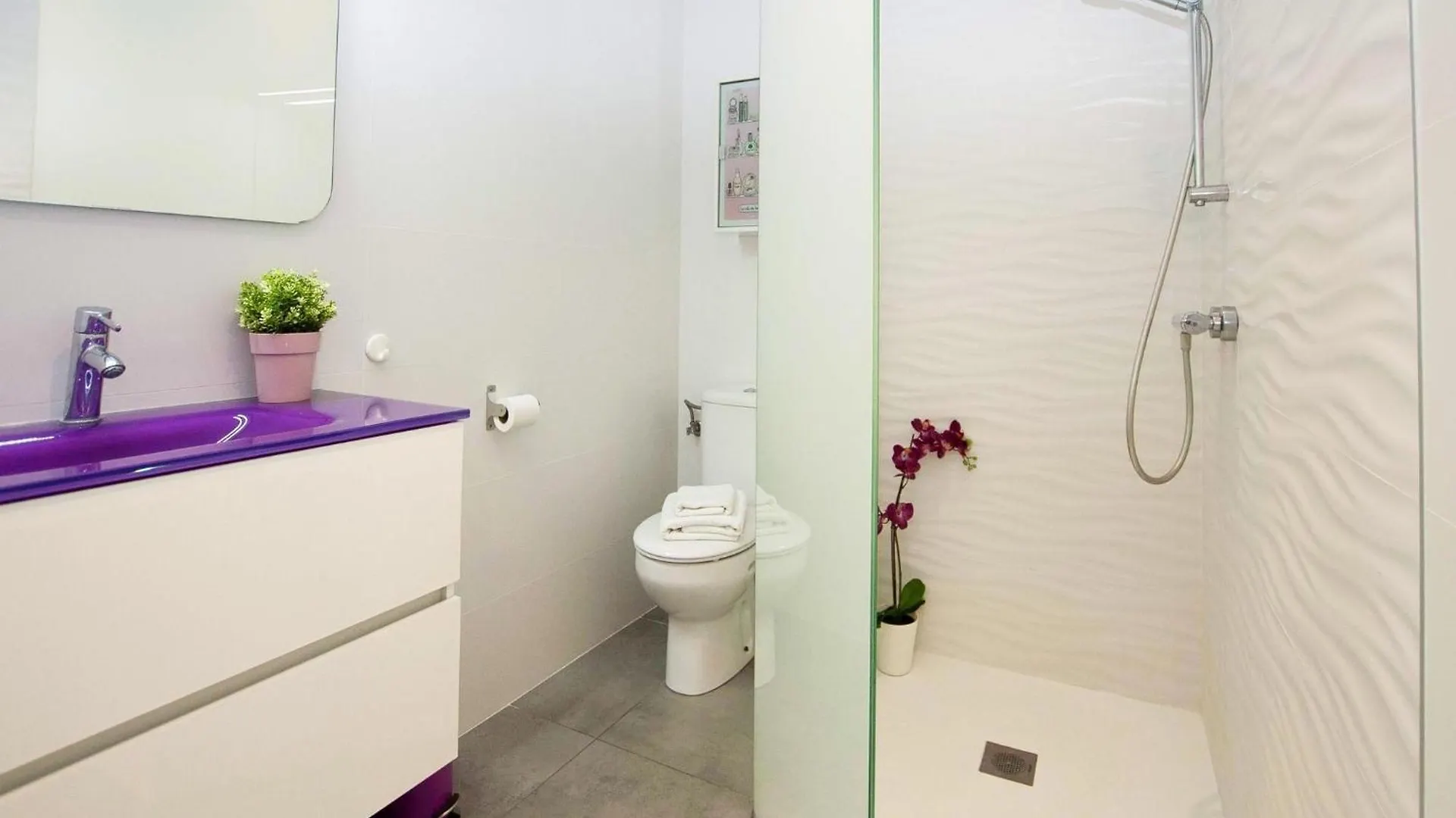 Beautiful 2-Bedroom Apartment For 5 People Roses