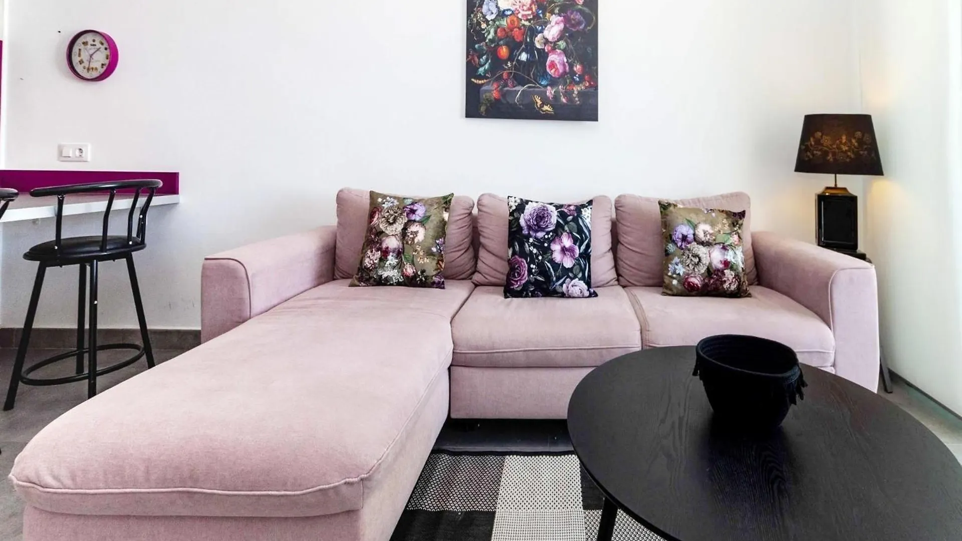 Beautiful 2-Bedroom Apartment For 5 People Roses
